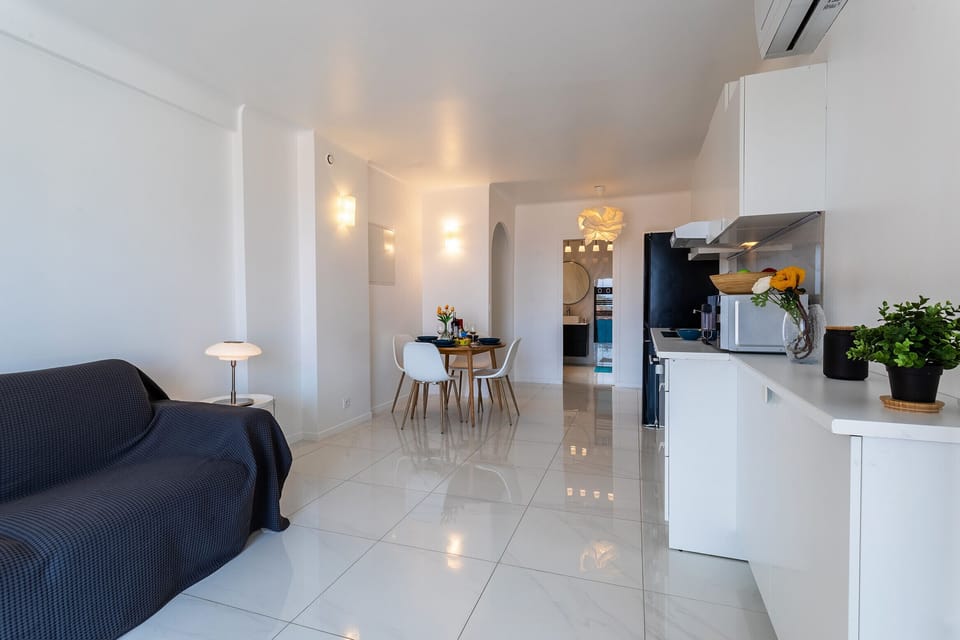 Modern and bright space with an equipped kitchen, dining area, and comfortable living room, creating a welcoming atmosphere.
