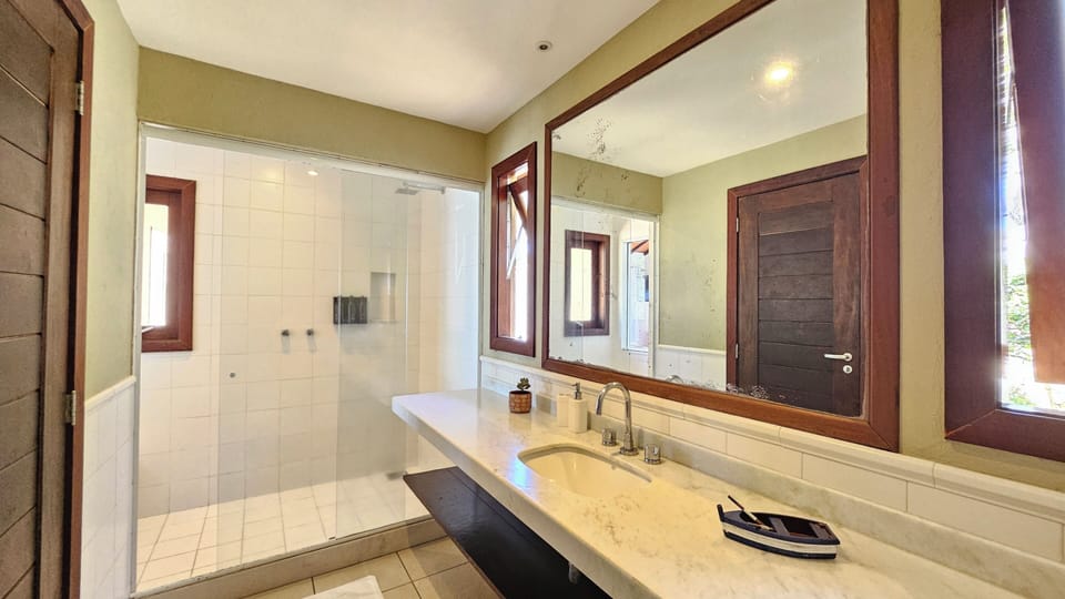 Deluxe Suite, Sea View | Bathroom | Shower, hair dryer, towels, soap