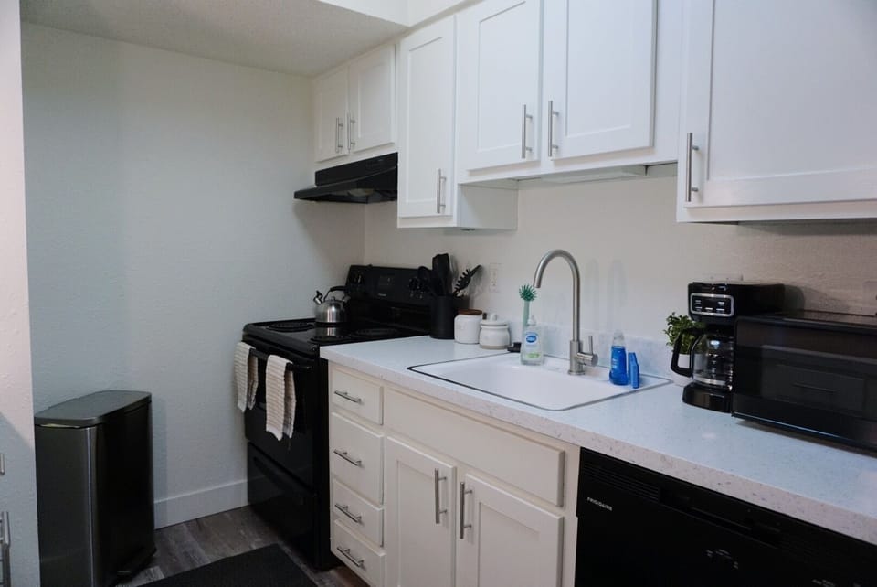 Large kitchen area w/ all cooking necessities provided