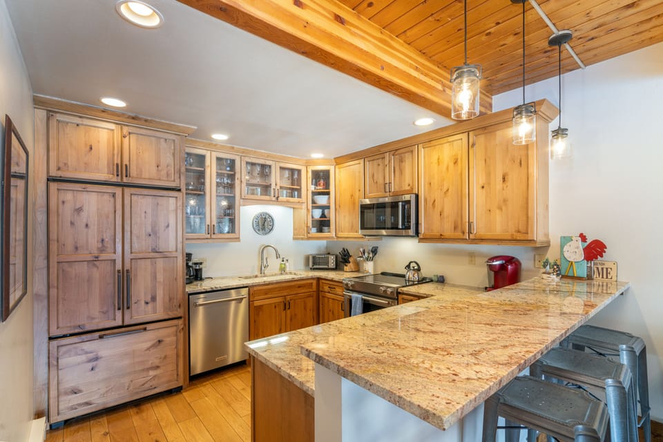 Kitchen - Well appointed kitchen with stainless steel appliances