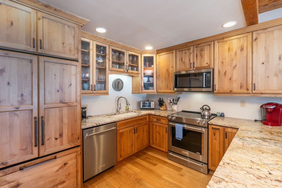 Kitchen - Well appointed kitchen with stainless steel appliances
