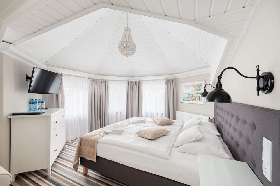 Apartment with 2 bedrooms and a balcony | Hypo-allergenic bedding, minibar, in-room safe, individually decorated