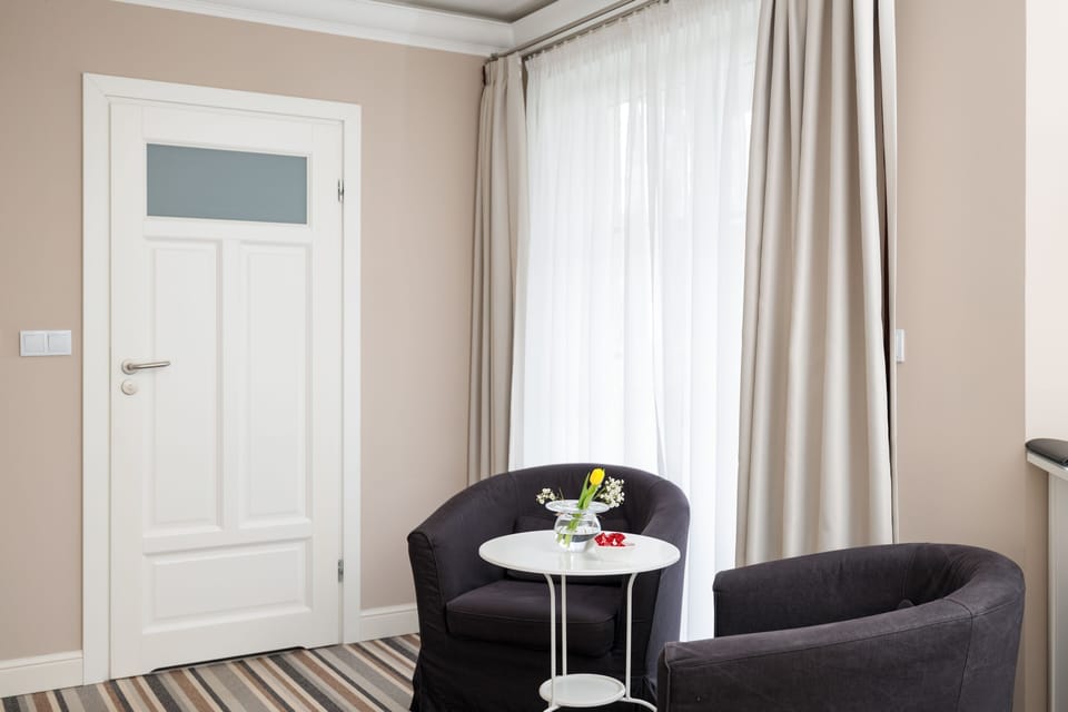 Room with king-size bed and balcony | Hypo-allergenic bedding, minibar, in-room safe, individually decorated