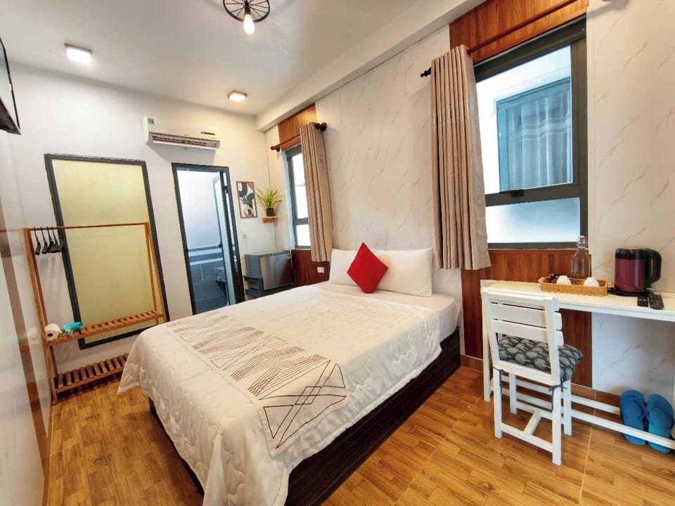 Economy Room, 1 Queen Bed | Desk, laptop workspace, soundproofing, WiFi (free)