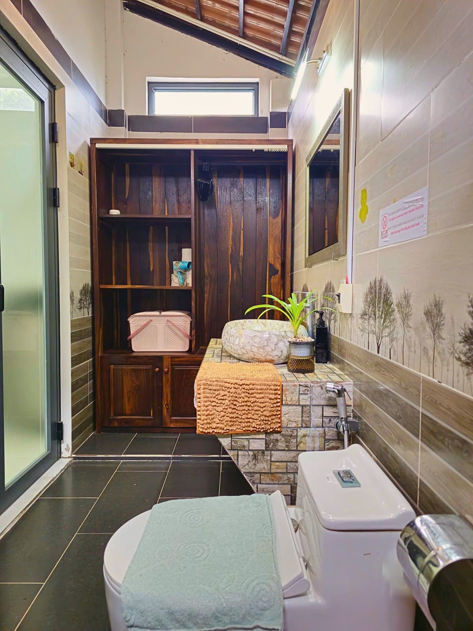 Deluxe Double Room, 2 Double Beds | Bathroom | Shower, free toiletries, hair dryer, slippers