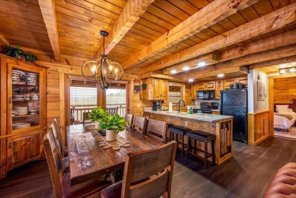 Eating area for 8 plus 4 bar stools, 12 total