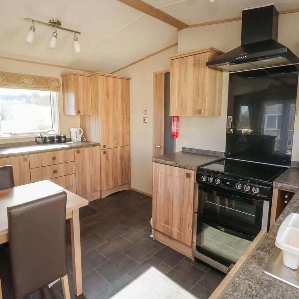 Cabin | Private kitchen | Fridge, microwave, oven, stovetop