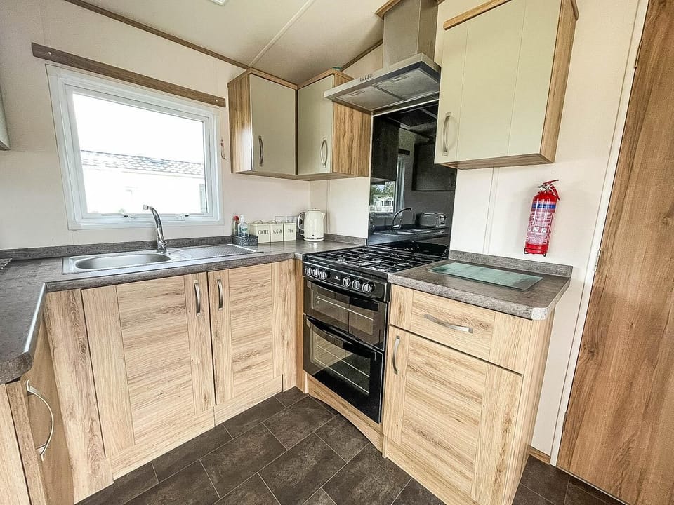 Cabin | Private kitchen | Fridge, microwave, oven, stovetop