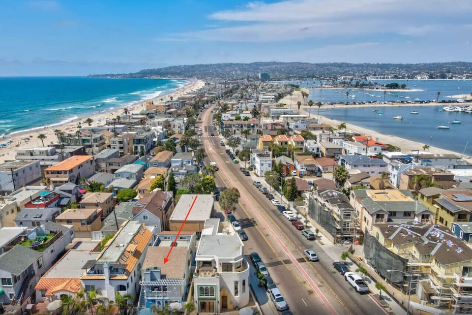 Amazing location on the peninsula that`s right between Mission Beach and Mission Bay!