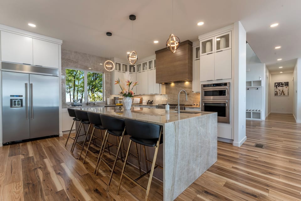 Enjoy your favorite meals in this full kitchen. 