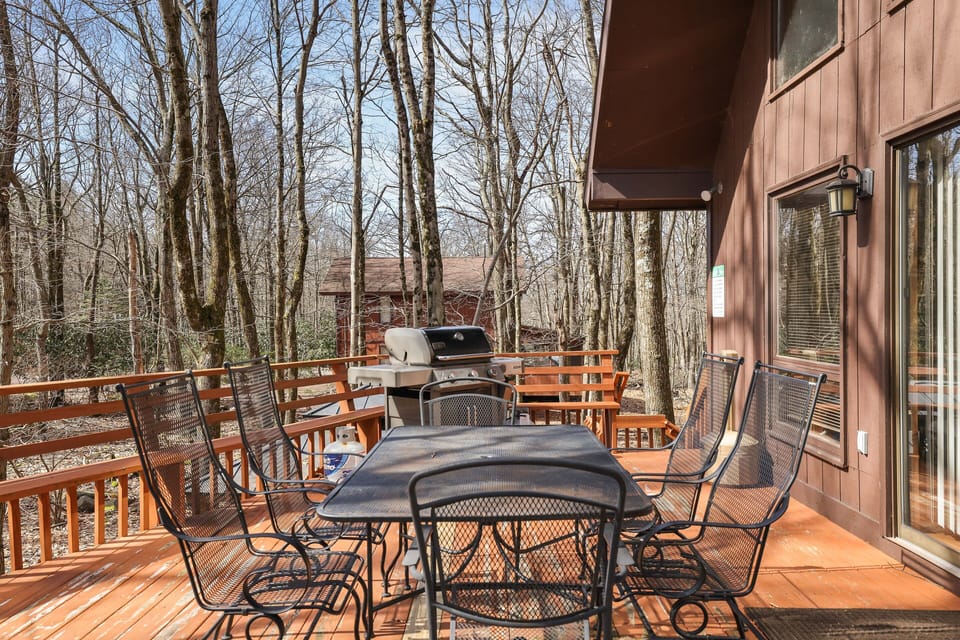 Deck dining ready.