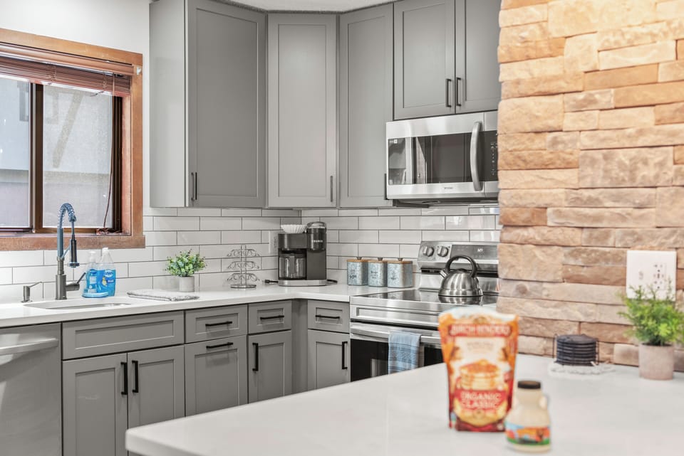 Well-equipped kitchen. 