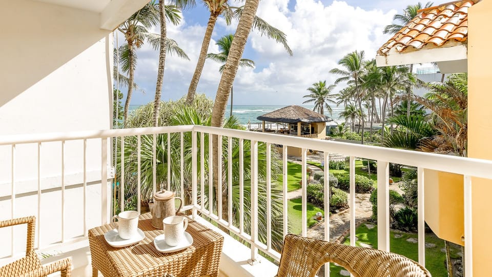 Private balcony located in a true oceanfront building just steps from the sand. Enjoy direct beach access, ocean breeze, and proximity to the beachfront restaurant. Studio includes fast Starlink Wi-Fi, AC, Smart TV, hot water