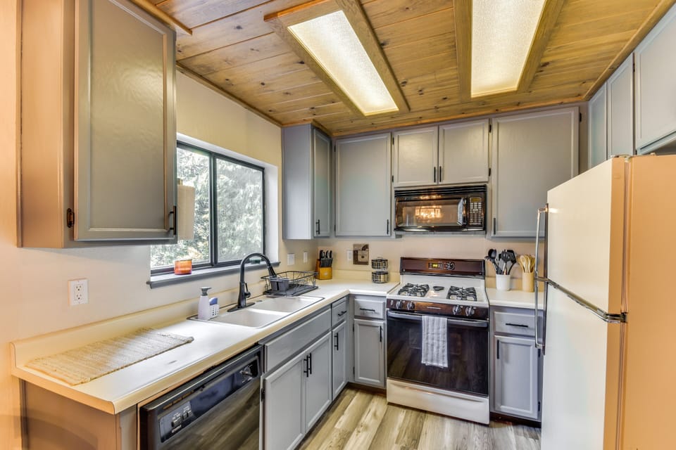 Kitchen | 2-Story Cabin | Central Air Conditioning