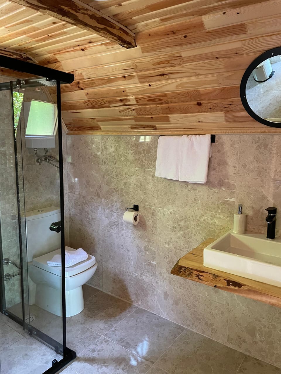 Deluxe Bungalow | Bathroom | Hair dryer, slippers