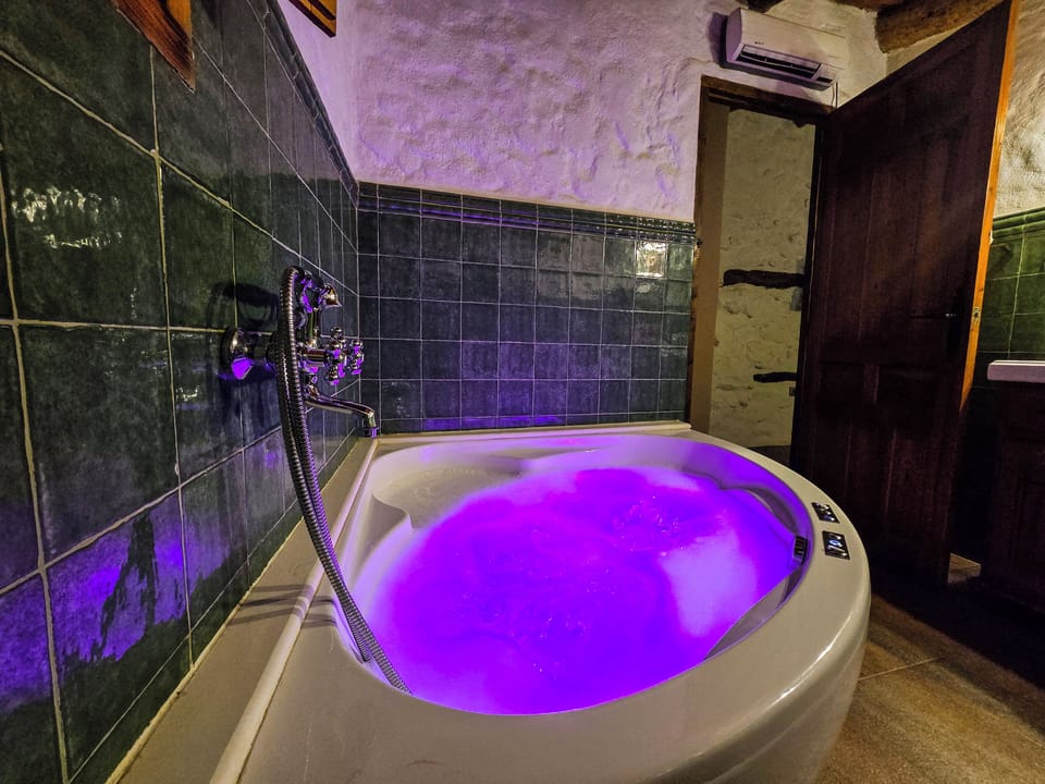 Casa Rural Tio Pedro | Bathroom | Jetted tub, hydromassage showerhead, hair dryer, towels
