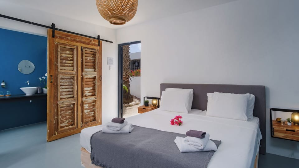 Deluxe Studio, 1 King Bed, Non Smoking, Kitchenette | In-room safe, blackout drapes, iron/ironing board, free WiFi