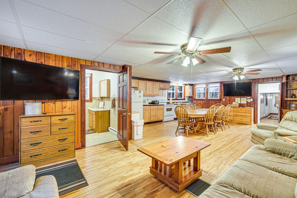 Living Room | Queen Sleeper Sofa | Central Heating & A/C | Free WiFi | Smart TV