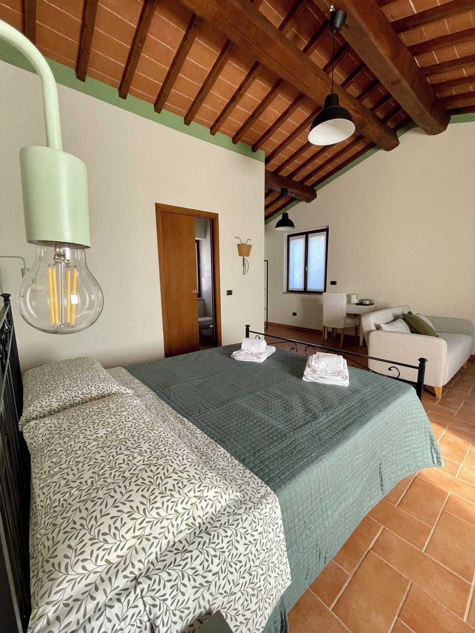 Camera Matrimoniale Superior | Down comforters, desk, laptop workspace, free WiFi