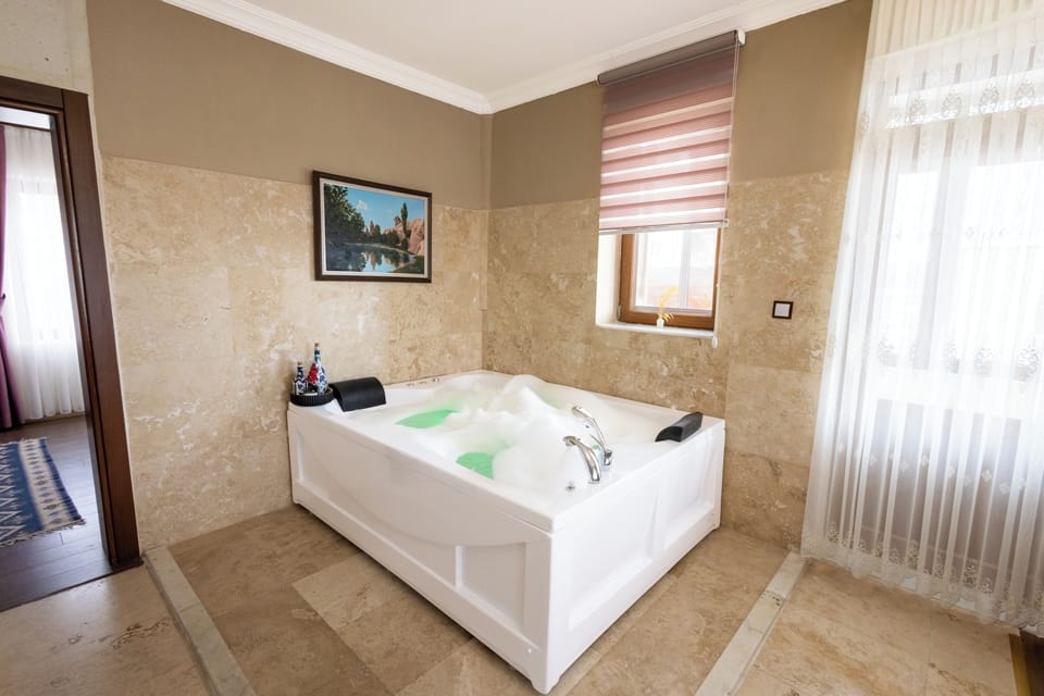 Presidential Suite | Jetted tub