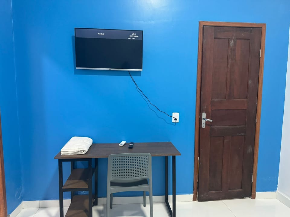 Grand Room | Desk, free WiFi, bed sheets