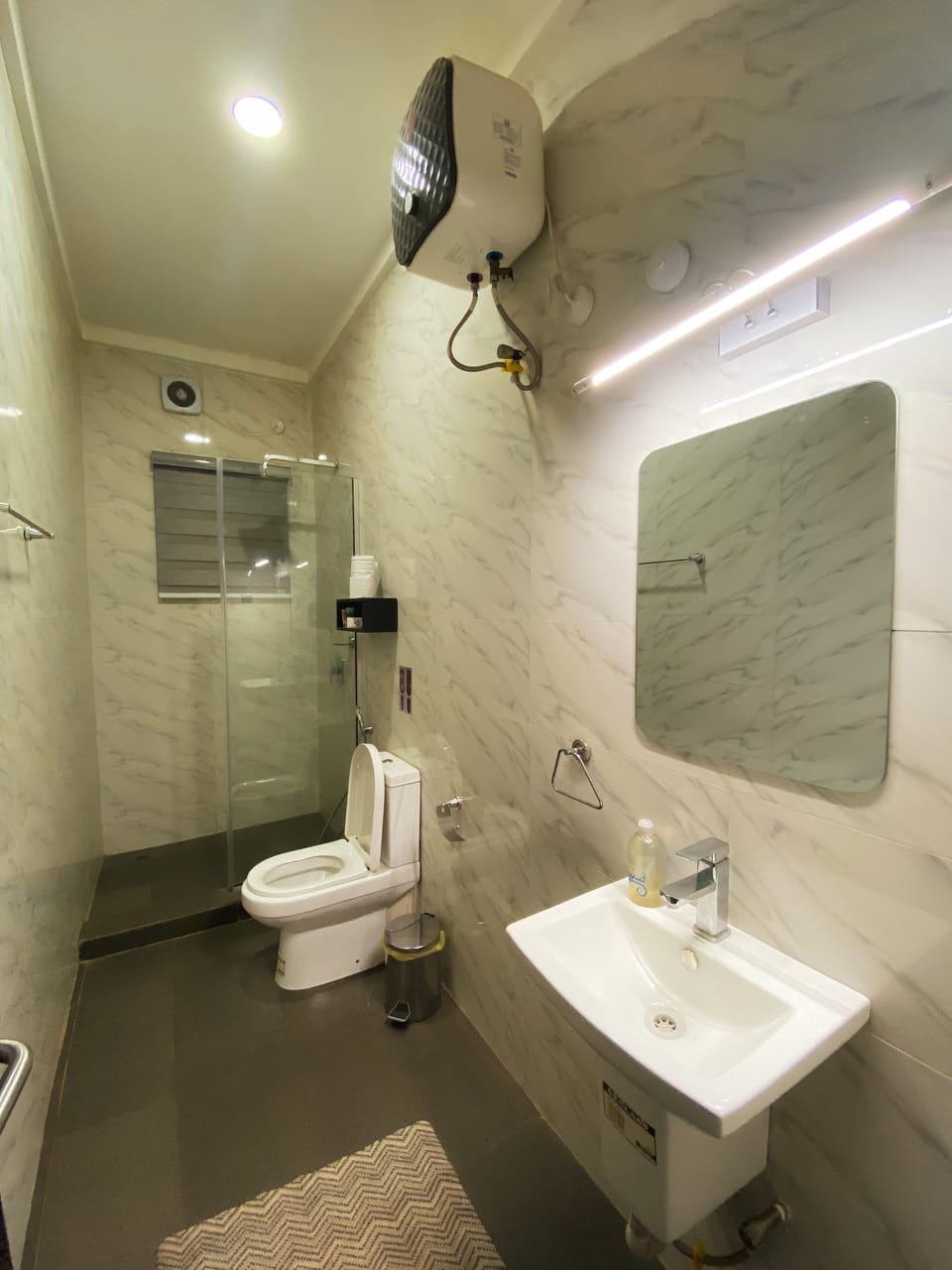 Superior Room | Bathroom | Shower, free toiletries, slippers, bidet