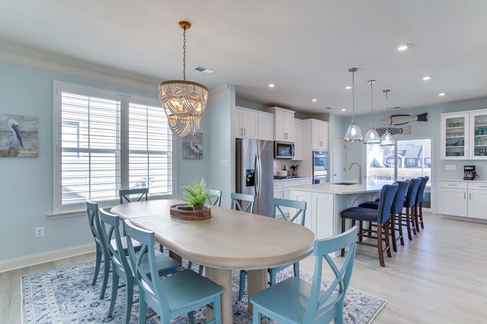 Dining Area | Dishware/Flatware Provided | 1st Floor