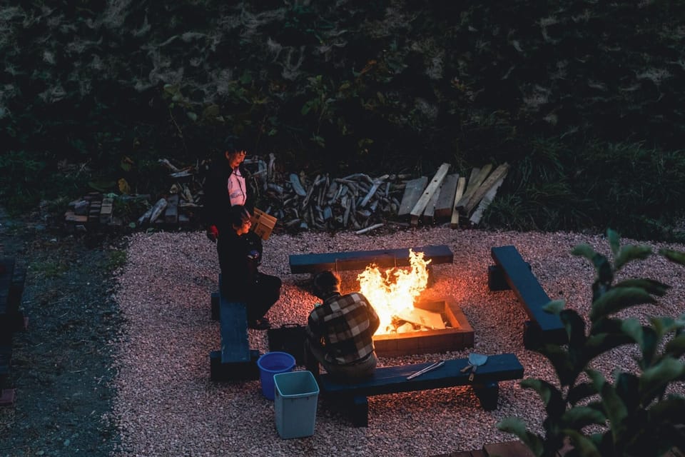 After the BBQ, you can enjoy a relaxing conversation with your friends around the fire.