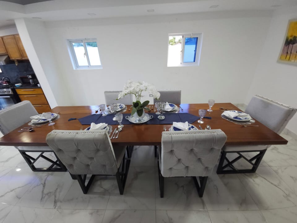 Dining room dinner Table 6 Guest
