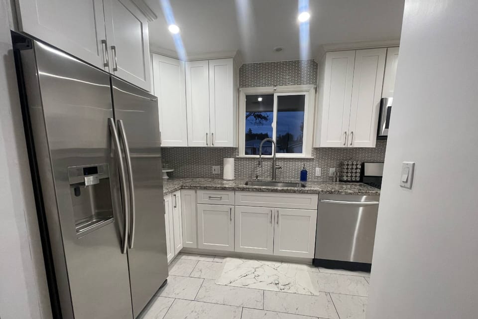 Modern Kitchen w Full Amenities Dishwasher, Microwave, Coffee Maker, Toaster Oven plus More!