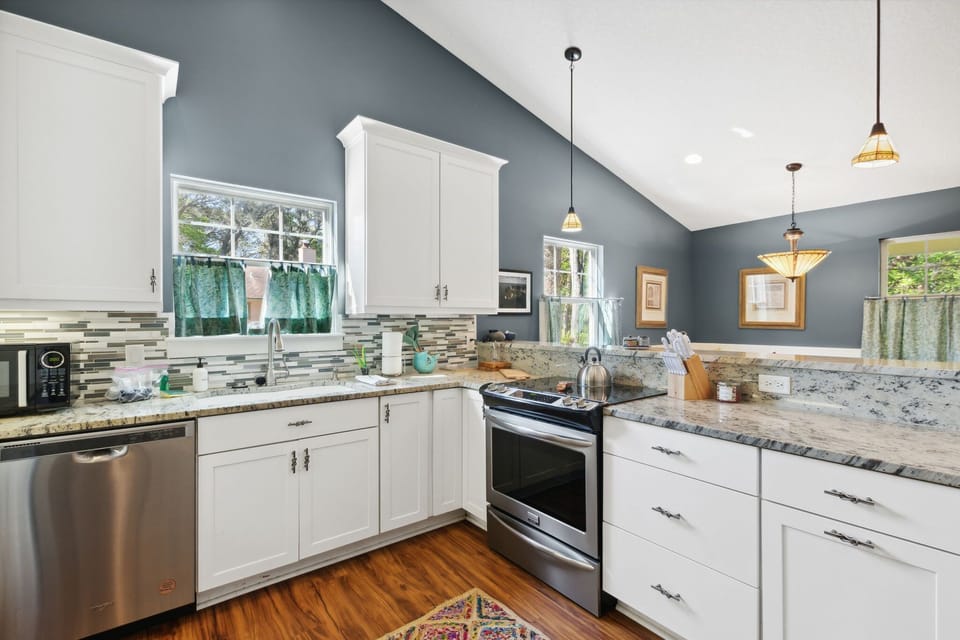 Fully equipped kitchen, stainless steel appliances