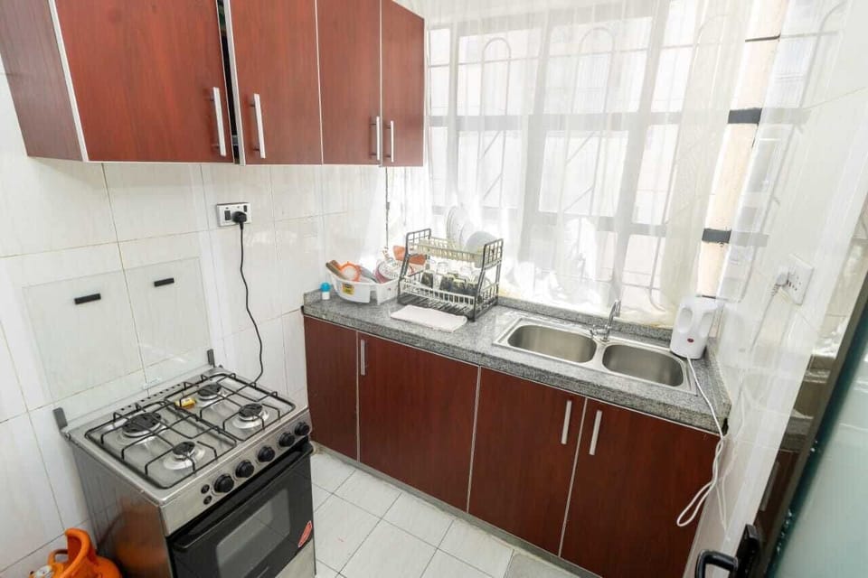 Deluxe Apartment | Private kitchen | Fridge, microwave, cookware/dishes/utensils, dining tables