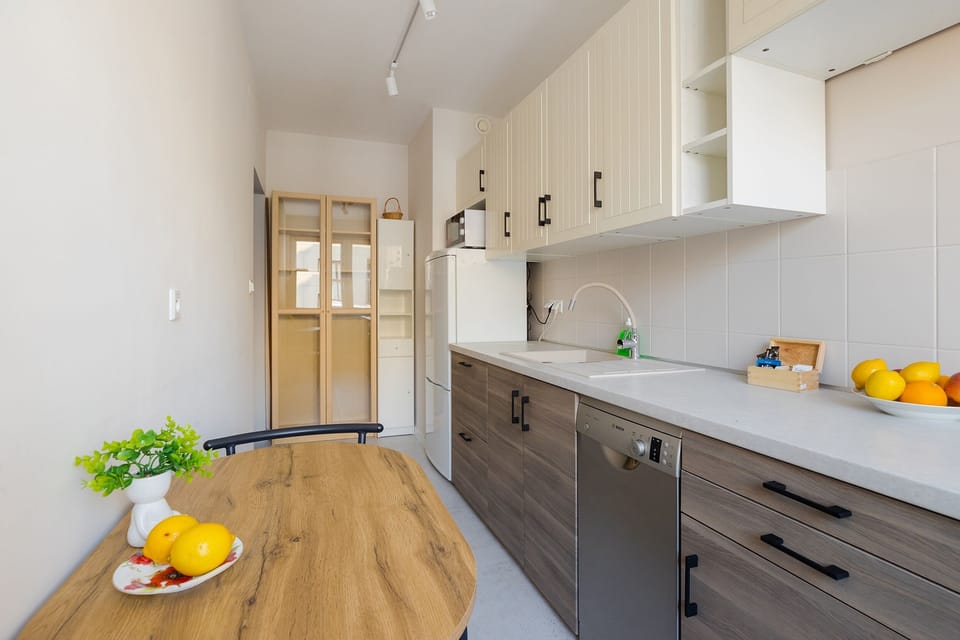 Business Apartment | Private kitchen | Full-size fridge, microwave, oven, stovetop