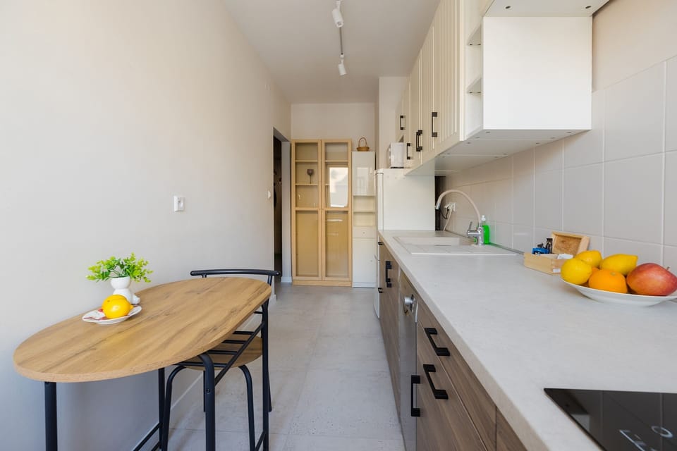 Business Apartment | Private kitchen | Full-size fridge, microwave, oven, stovetop