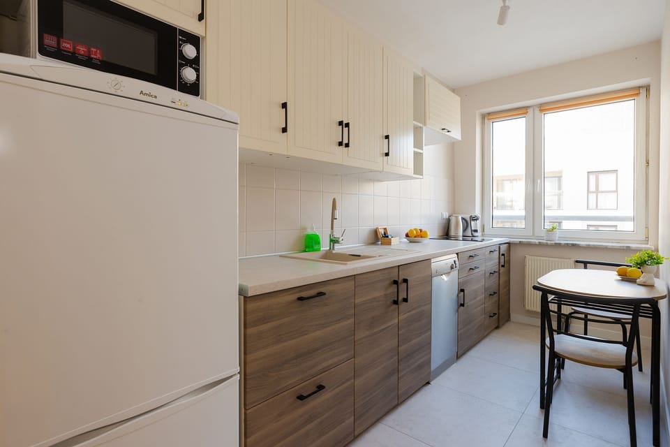 Business Apartment | Private kitchen | Full-size fridge, microwave, oven, stovetop