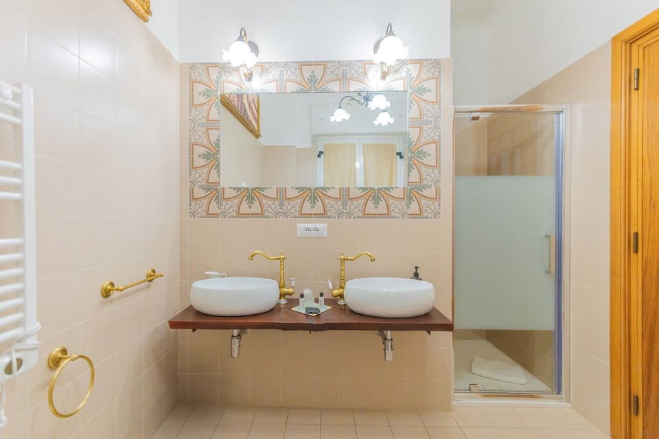 Superior Room, 1 Double Bed | Bathroom | Hair dryer, slippers, bidet, towels