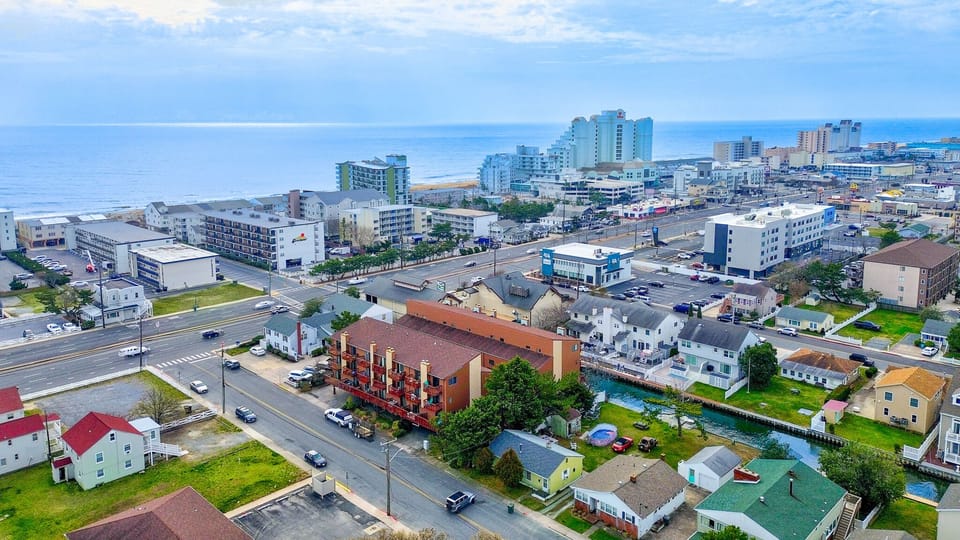 1.5 blocks to the beach; walking distance to many restaurants and attractions