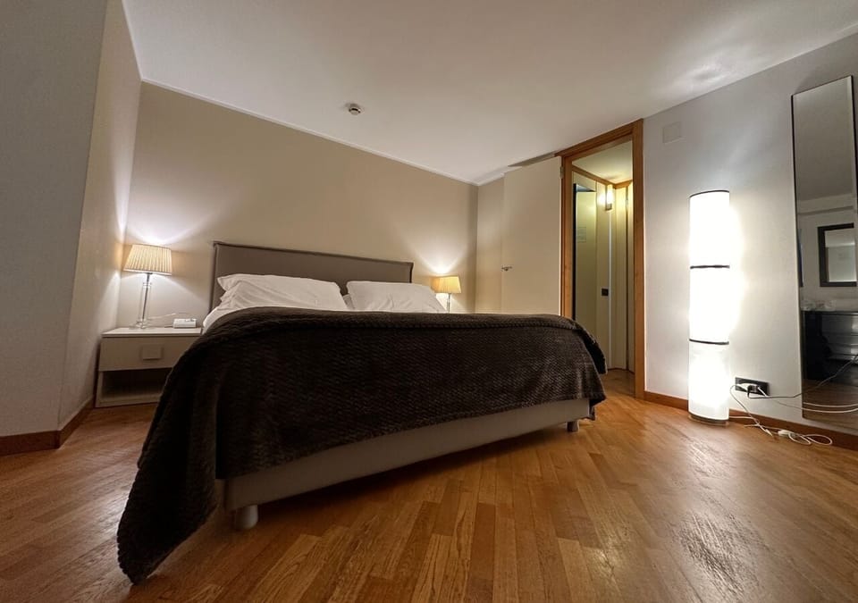 Deluxe Room | Down comforters, minibar, free WiFi, bed sheets