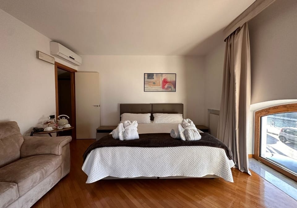 Deluxe Room | Down comforters, minibar, free WiFi, bed sheets