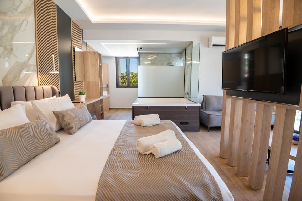 Deluxe Studio | In-room safe, blackout drapes, soundproofing, iron/ironing board