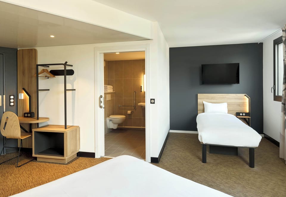 Triple Room, Mobility Accessible, Non Smoking | Desk, free cribs/infant beds, free WiFi, bed sheets