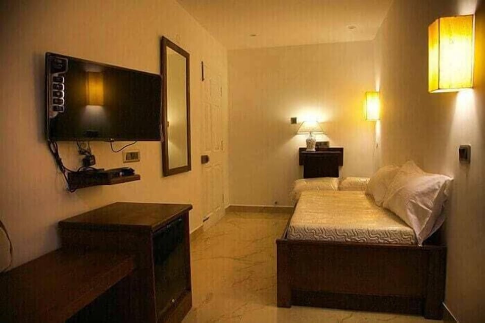 3 bedrooms, premium bedding, laptop workspace, free WiFi