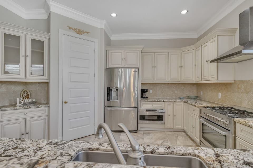 House, 4 Bedrooms | Private kitchen | Fridge, oven, coffee/tea maker