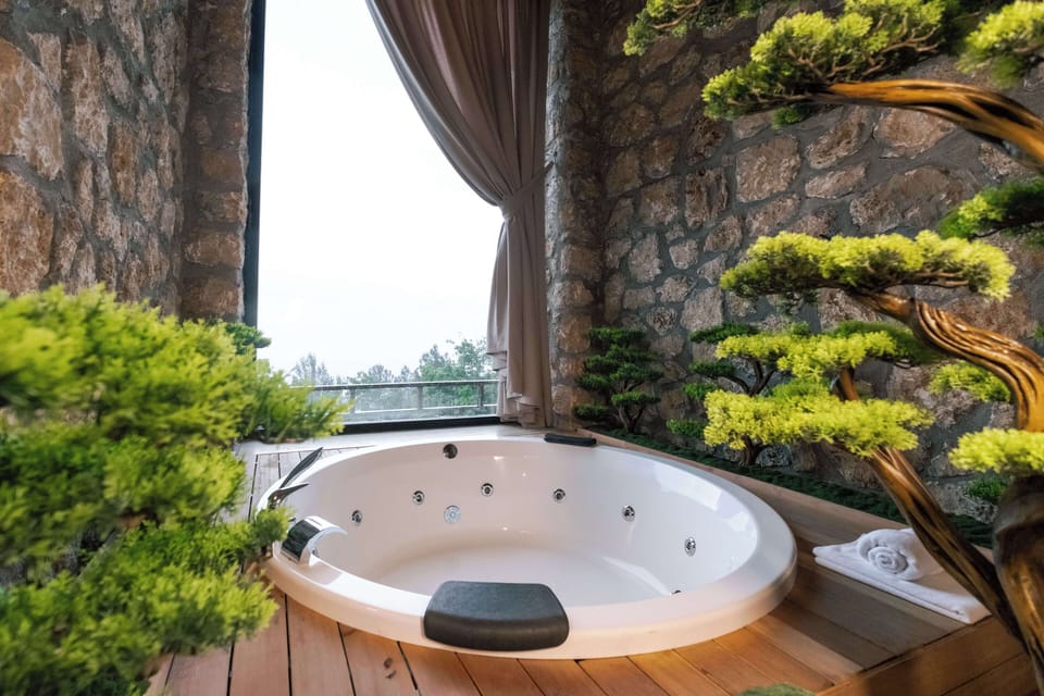 Comfort Villa | Bathroom | Shower, free toiletries, hair dryer, slippers