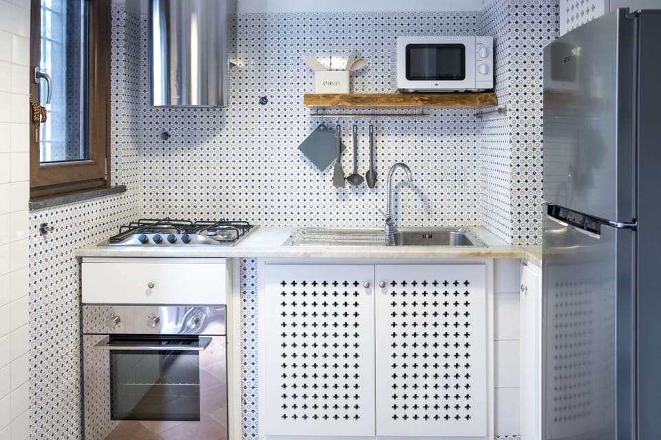 Deluxe Apartment | Private kitchen | Fridge, microwave, oven, electric kettle