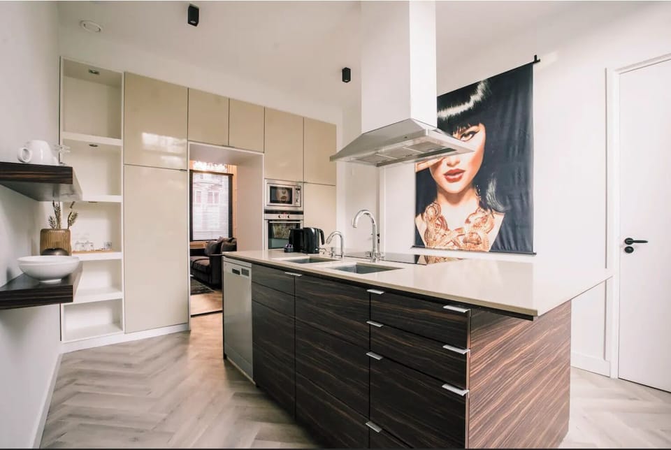 Modern kitchen in Bed en Koffie · Hotel Tilburg Centrum