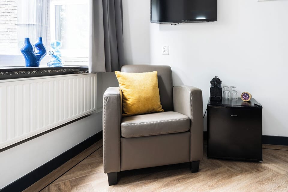 Less is more in onze rustige slaaphoek, waar minimalisme de perfecte sfeer voor rust en ontspanning creëert tijdens je verblijf bij Bed en Koffie Central.