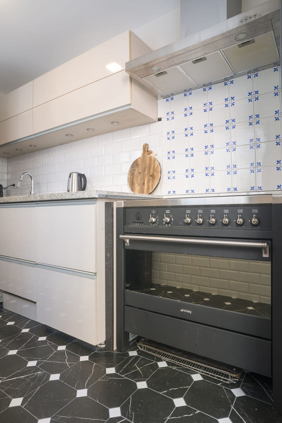 Everything you need to prepare home-cooked meals during your stay.
Laat je verrassen door comfort voor een lage prijs—een kamer met keuken toegang en toegang tot de gezellige tuin.