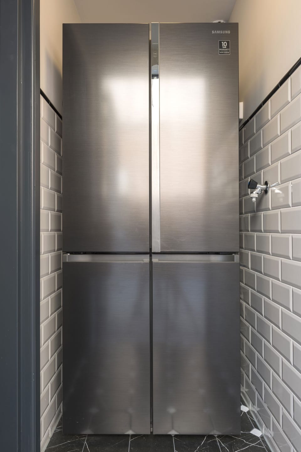 The fridge is available for you to store drinks, snacks, or leftovers during your stay. 

Ideaal voor een kort verblijf of festivalweekend—slaap knus in deze kamer vlak bij Efteling overnachten en Poppodium 013.
