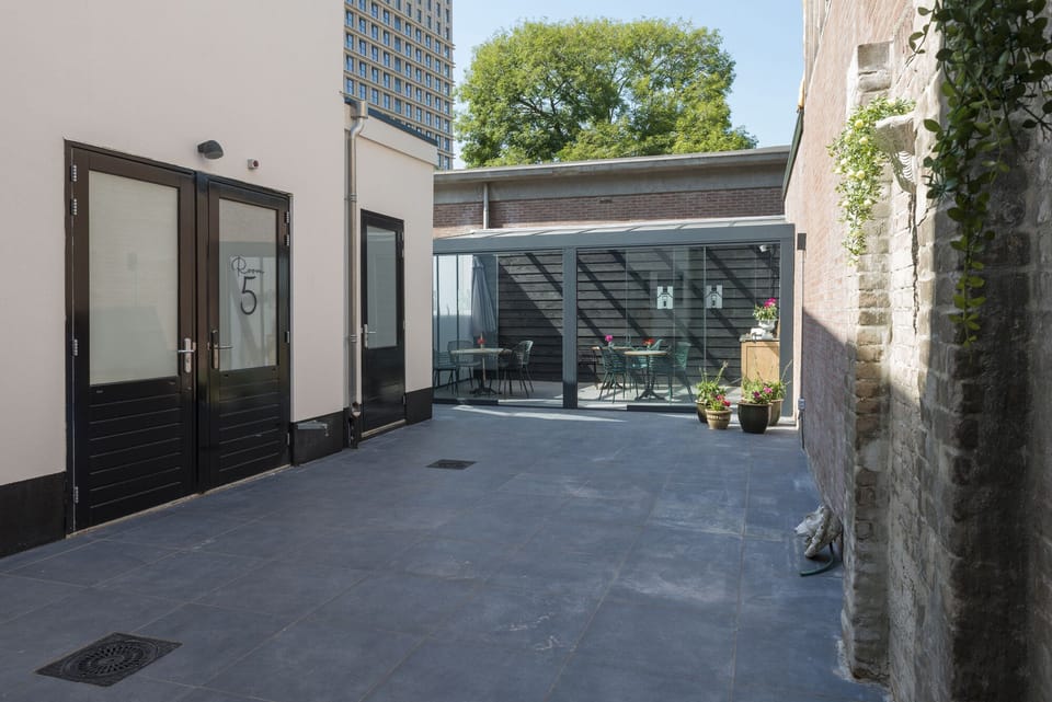 Betaalbare nachten in Tilburg Centrum: een comfortabele kamer met privébadkamer, gedeelde keuken en dicht bij Efteling en Poppodium 013.